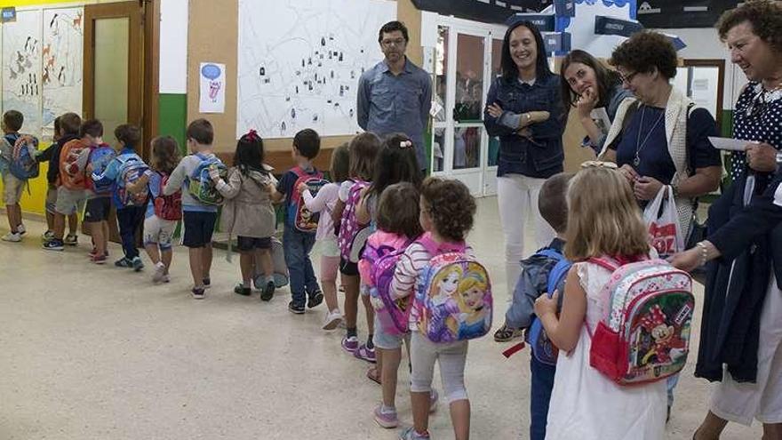 Los niños en la fila en un colegio de A Estrada. // Bernabé/Javier Lalín
