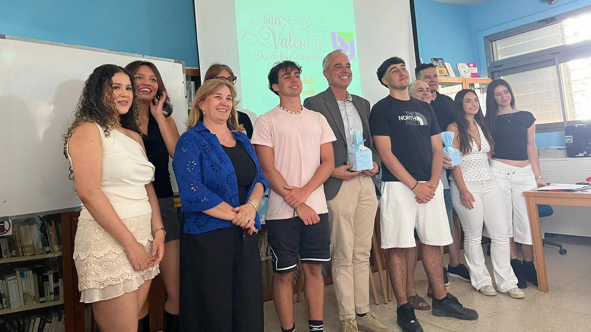Alumnos del IES sa Blanca Dona y representantes de los comercios colaboradores durante la entrega de reconocimientos del proyecto CONECTA FP.