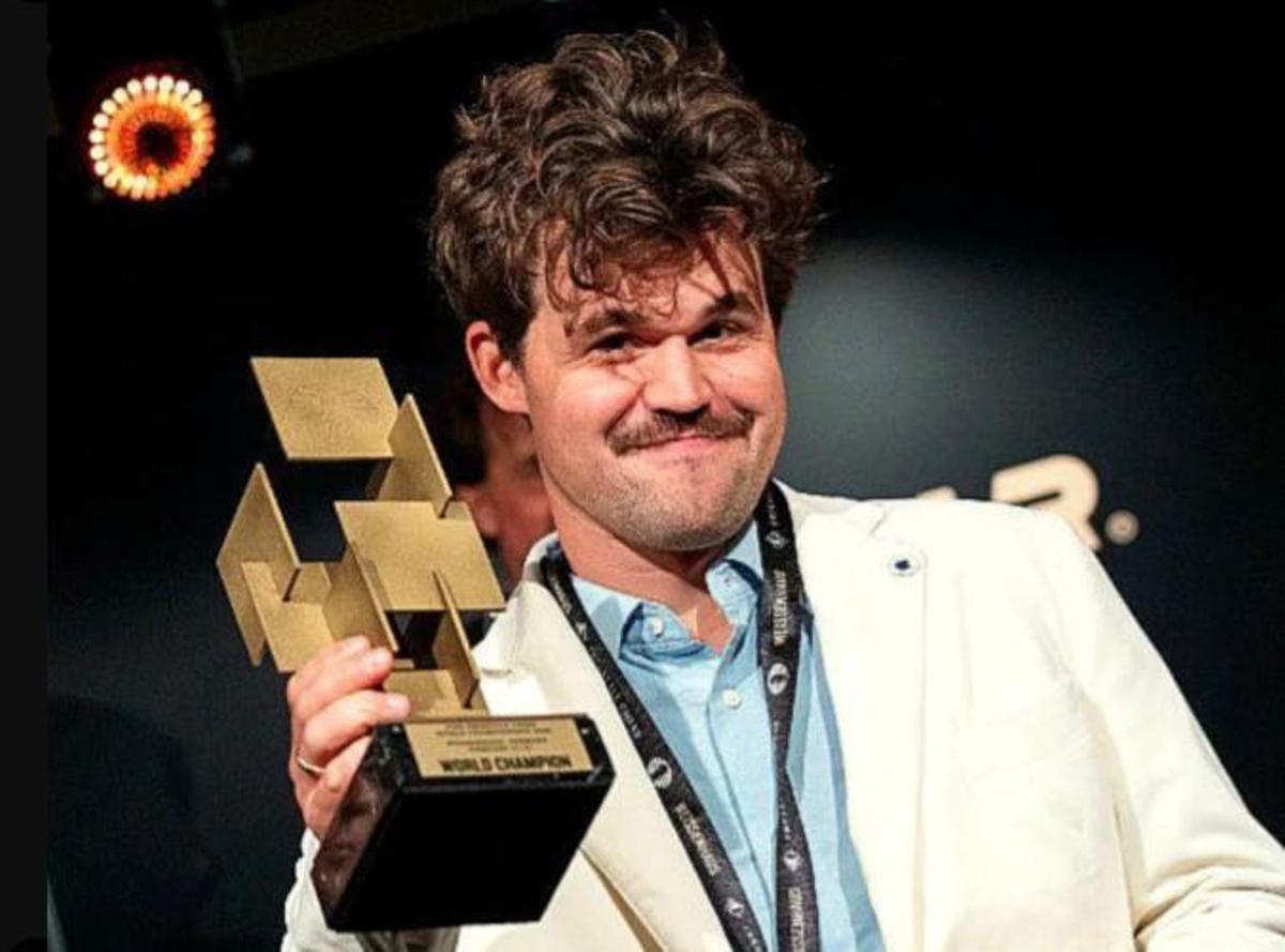 Magnus Carlsen posa con su trofeo de campeón del mundo de Freestyle.