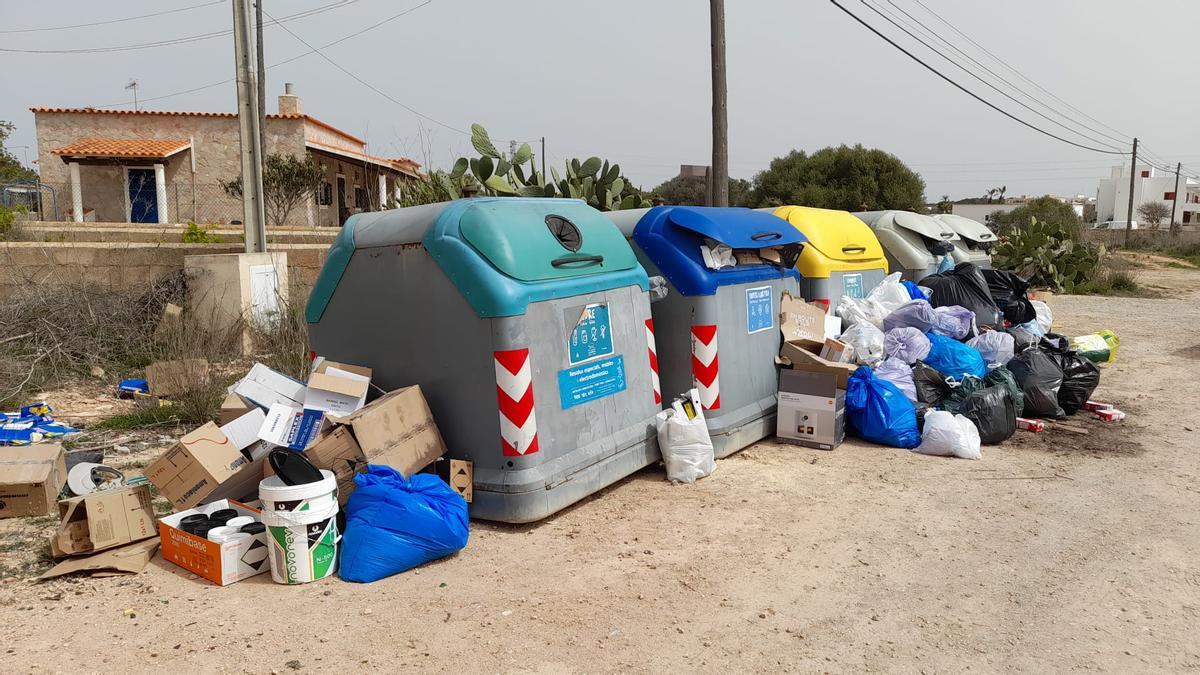 Basura acumulada junto a los contenedores.