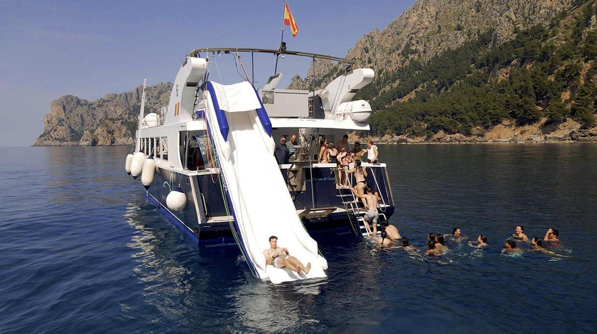 Paseo en barco con baño y tobogán.