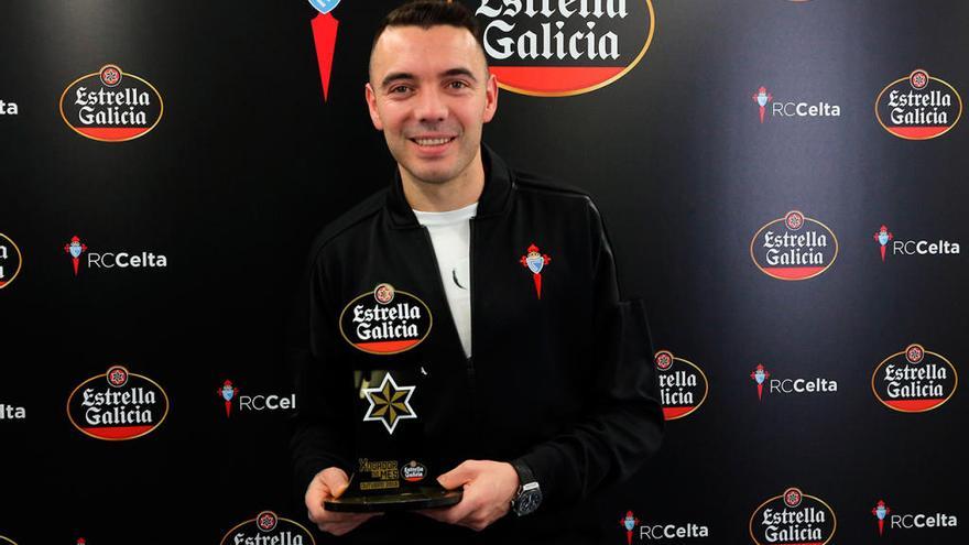 Iago Aspas, con el premio de jugador del mes // Marta G. Brea