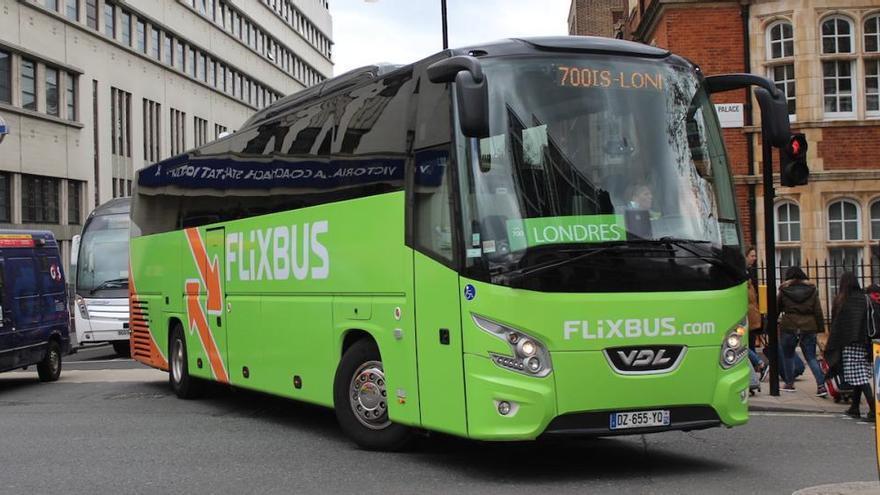 Un dels autobusos de la companyia de transports alemanya Flixbus que opera a Girona