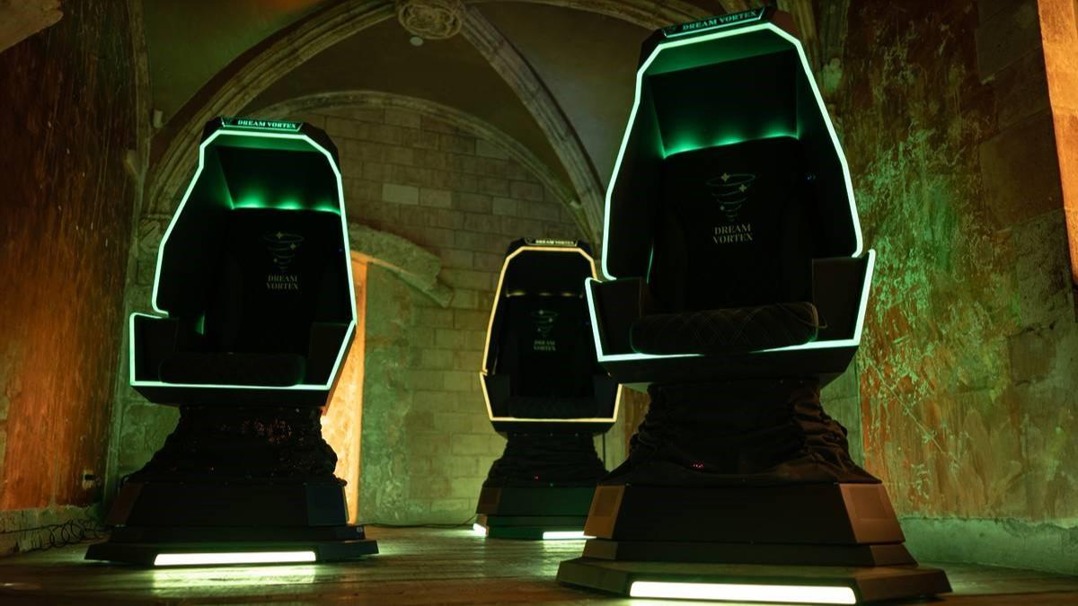 Las sillas multisensoriales de la exposición inmersiva.
