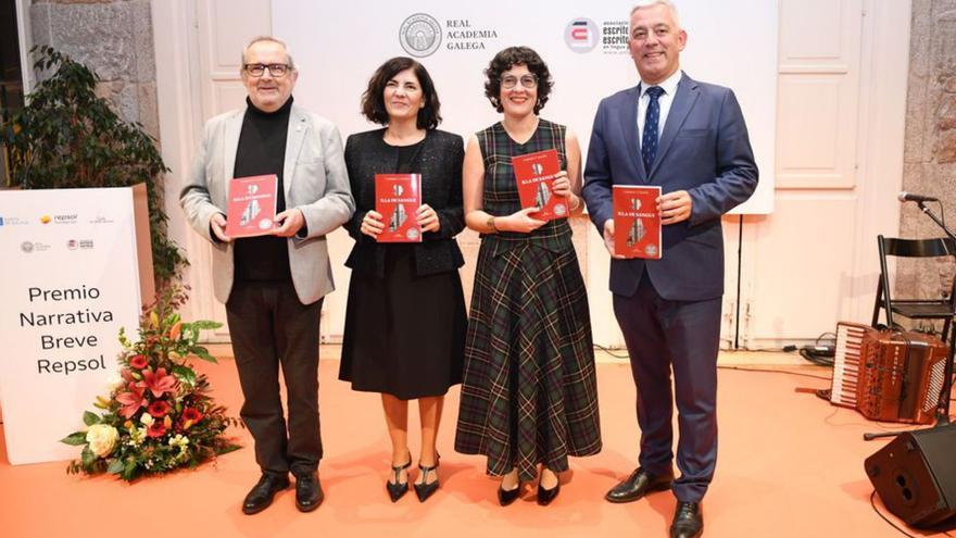 Carmen V. Valiña, tercera por la izquierda, con su premio. |  LOC