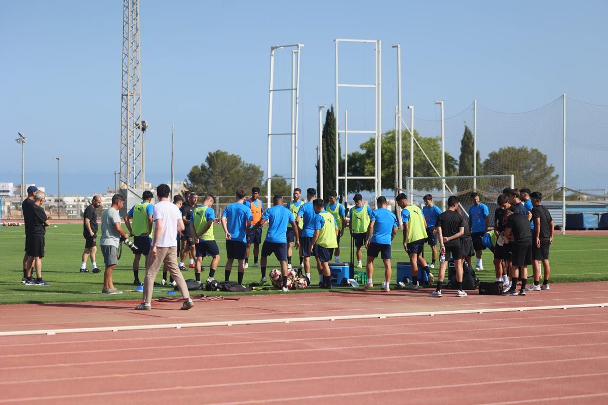 El primer entrenamiento de pretemporada de la UD Ibiza, en imágenes