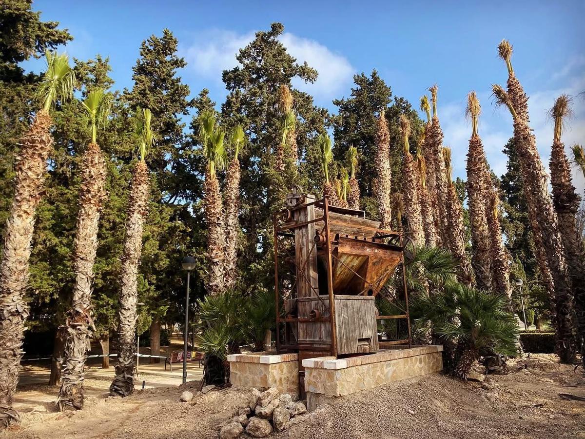 Entorno de la ermita de Montserrat, con las palmeras transplantadas