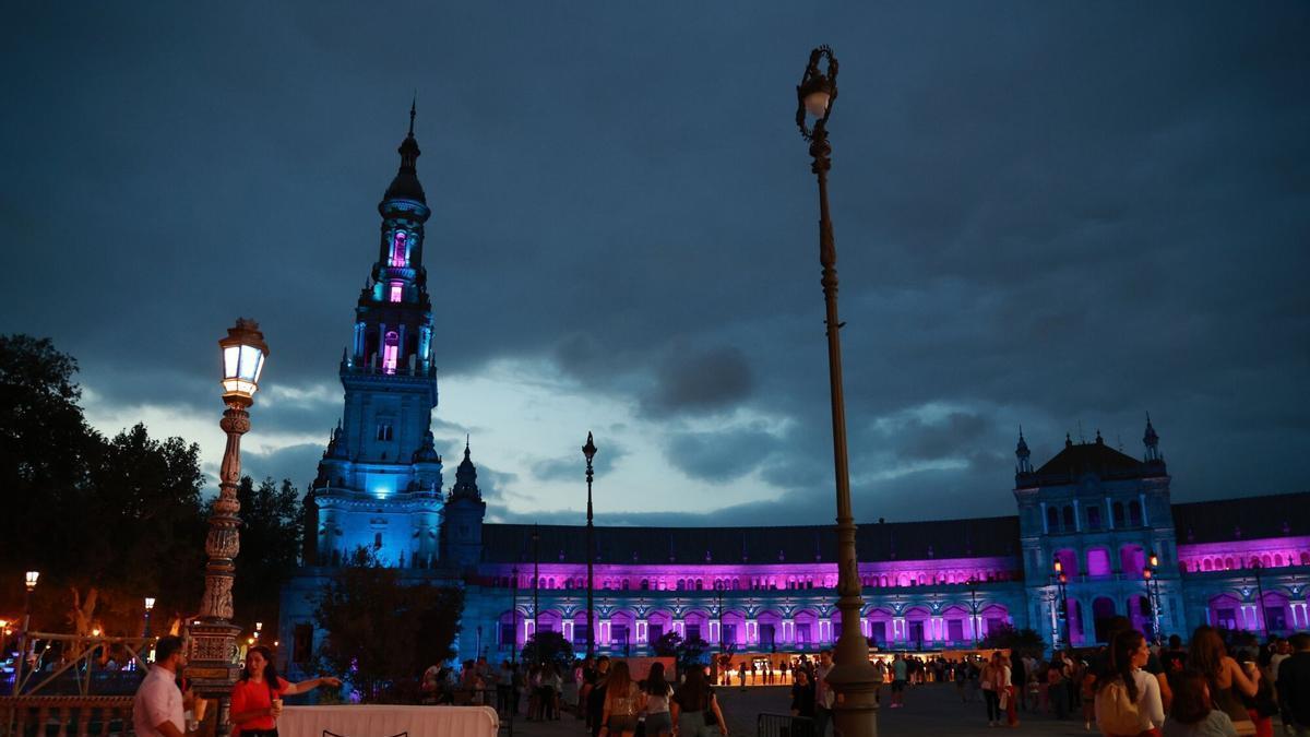 Ambiente en la Plaza de España por el Icónica Santalucía Sevilla Fest