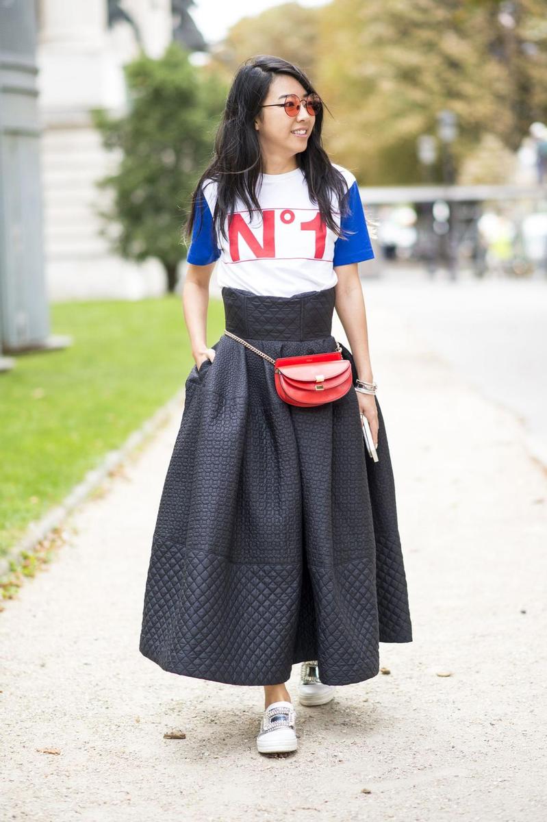 Camiseta y falda, la combinación ganadora: París