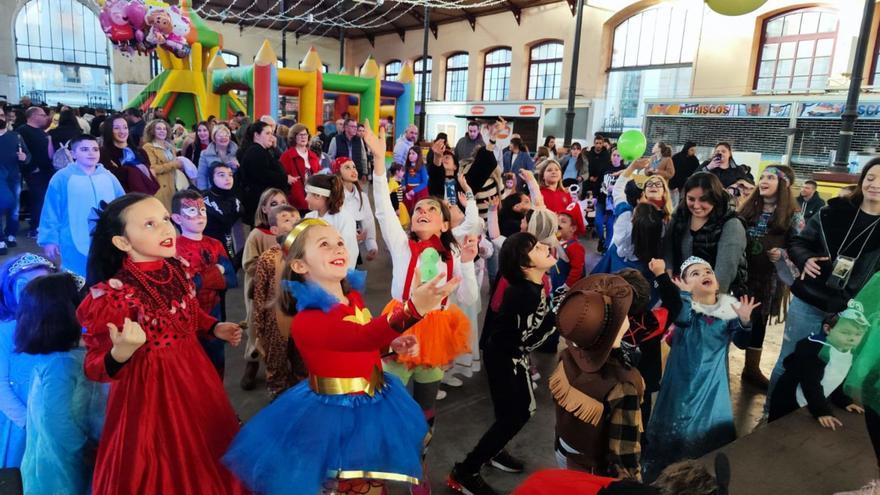 1.-Los niños, jugando con los globos, durante la fiesta en la plaza de abastos. 2.-Nora Poladura, Eduardo Narciandi y Vega Cayado, con Elena Fernández detrás con Juan Poladura en sus brazos. 3.-Sesión de pintacaras. 4. Varios de los pequeños asistentes, con disfraces de Mario Bros, Superman, Spiderman y Barbie.  5.-Daniela Alonso y David Prado, con su hija Alicia, personajes de la película «Frozen». | |  ALICIA GARCÍA-OVIES