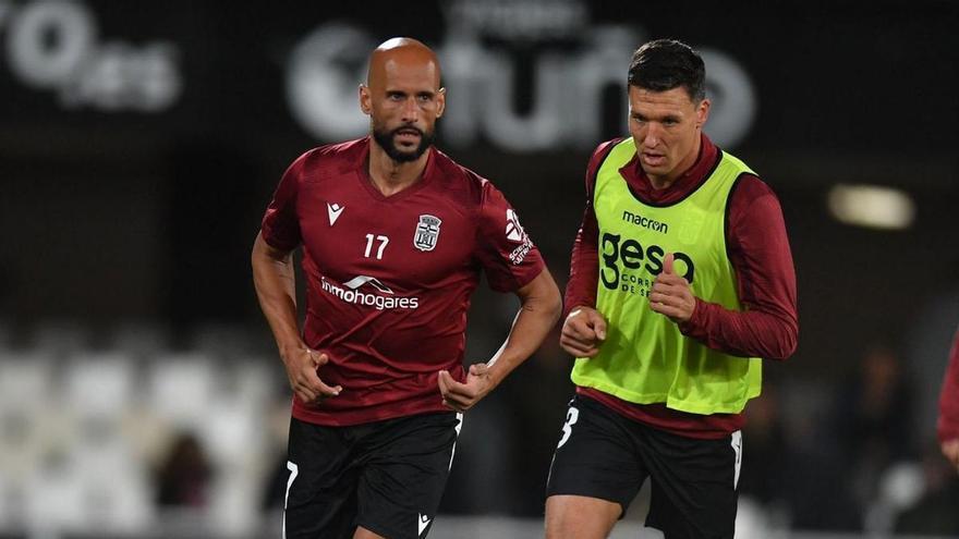 Mikel Rico y Damián Musto, del FC Cartagena, antes de un partido en el Cartagonova.  | PRENSA FC CARTAGENA