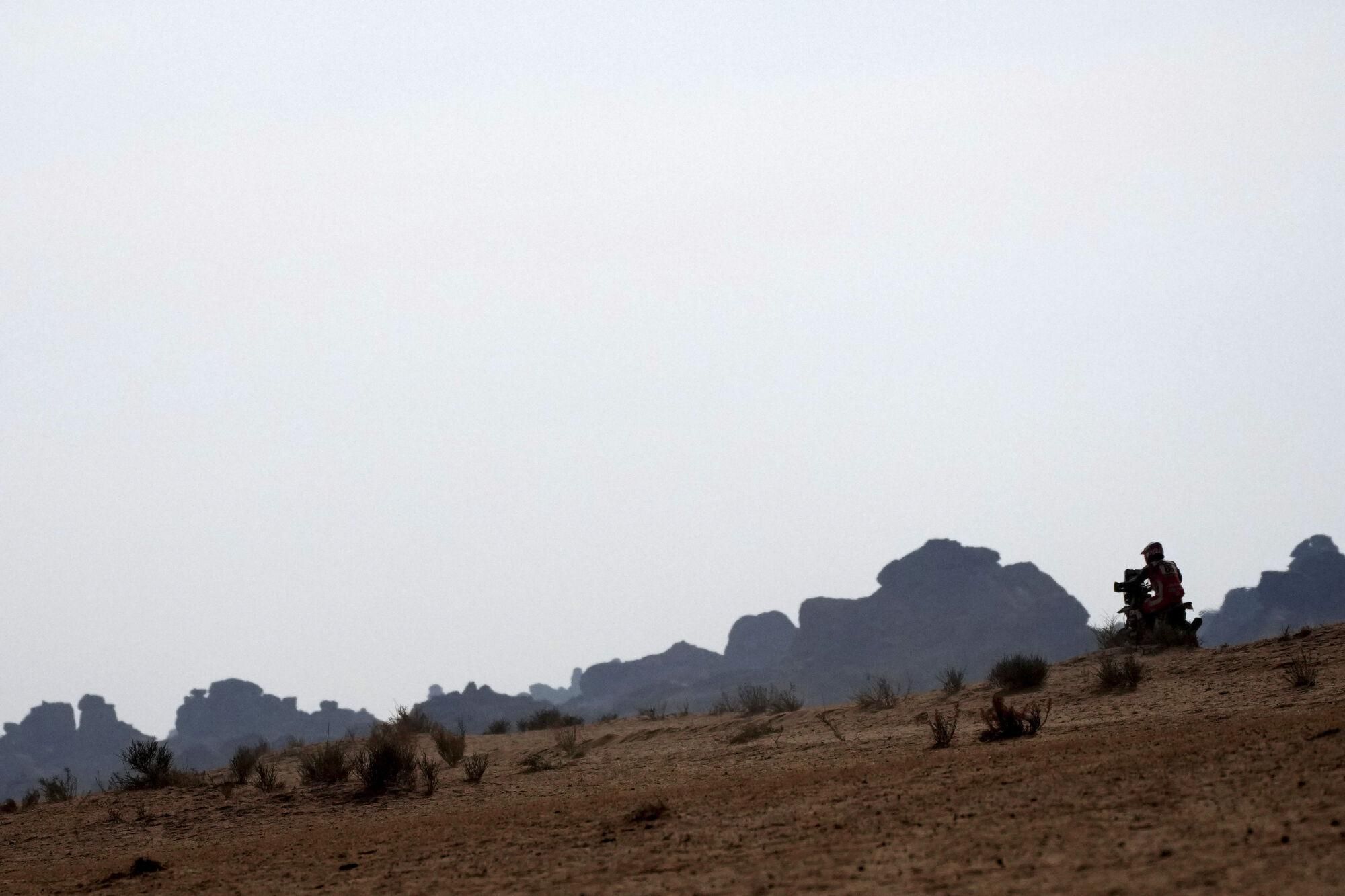 A rider competes during the fifth stage of the Dakar Rally between Alula and Hail, Saudi Arabia, Thursday, Jan. 9, 2025. (AP Photo/Christophe Ena). EDITORIAL USE ONLY / ONLY ITALY AND SPAIN