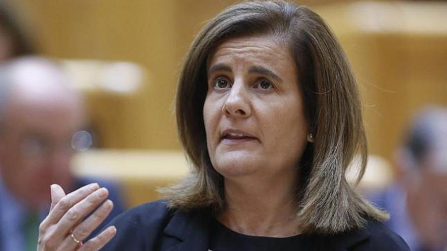 La ministra Fátima Báñez, ayer en el Senado.  | efe