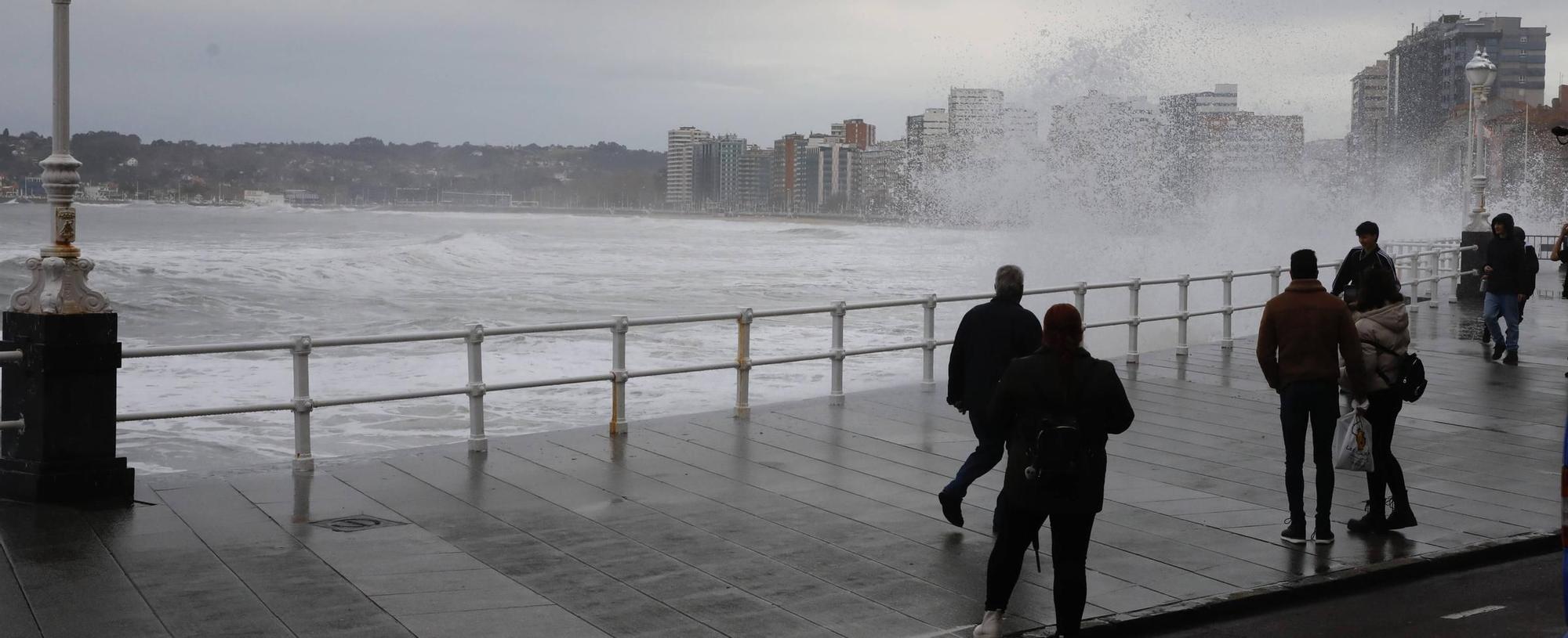 El oleaje vuelve a azotar la costa de Gijón y la Policía precinta parte del Muro (en imágenes)