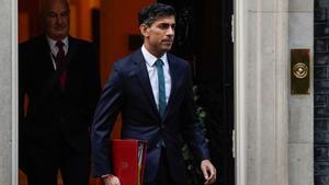 El primer ministro británico, Rishi Sunak, abandona Downing Street para acudir al Parlamento, el pasado 20 de diciembre.