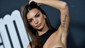 Emily Ratajkowski muestra su inscripción contra Harvey Weinstein, en el estreno del filme ’Uncut Gems’, en Hollywood.