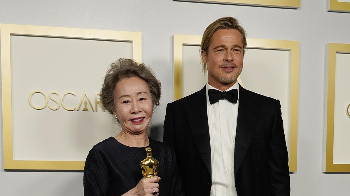 Yuh-Jung Youn y Brad Pitt posando en los premios Oscar 2021