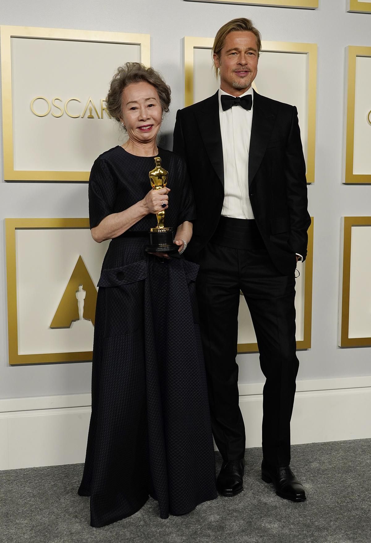 Yuh-Jung Youn y Brad Pitt posando en los premios Oscar 2021
