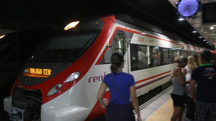 Los trenes Civia prestan servicio de Cercanías entre Málaga y Fuengirola.