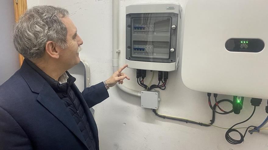 José Francisco Viso, durante su visita al IES Gran Capitán para ver el nuevo sistema de bioclimatización recién instalado.