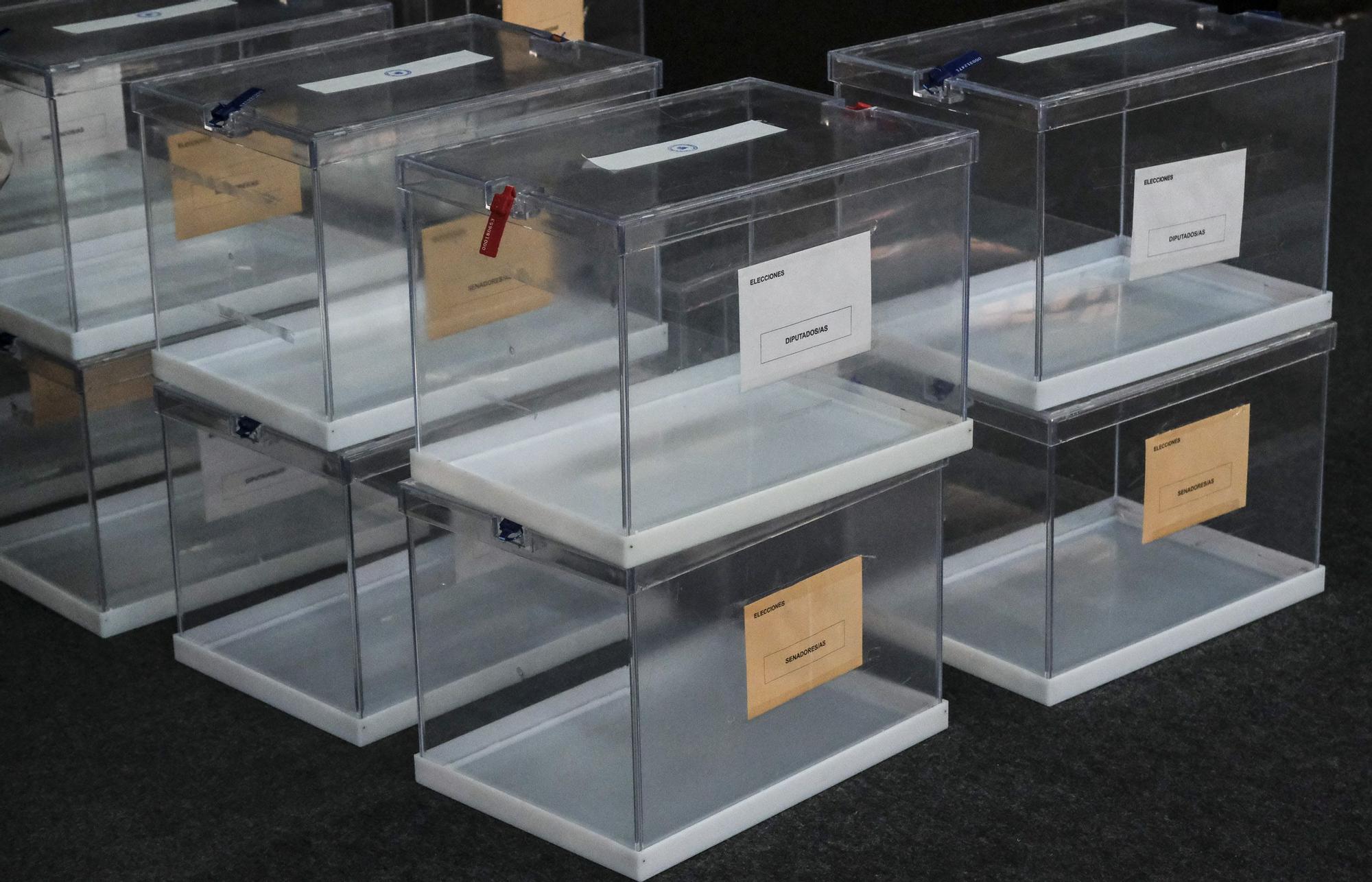 Reparto de las últimas urnas para las elecciones generales en Canarias