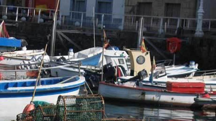 Barcos de pesca de pequeña escala en Asturias.