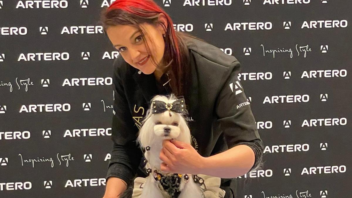 Xisca Martorell muestra la creación y corte con los que ganó como mejor peluquera canina nacional.
