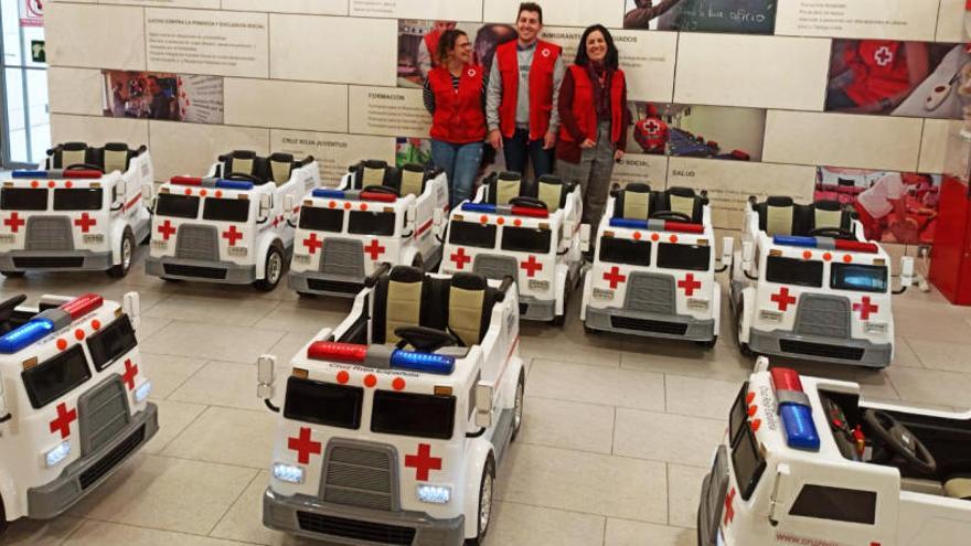 Voluntarios de Cruz Roja, con las ambulancias