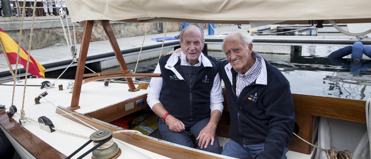 Don Juan Carlos y Josep Cusí, embarcados en Sanxenxo