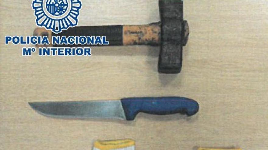 Detenidos tres jóvenes tras romper la luna trasera de un vehículo con un martillo y robar en su interior