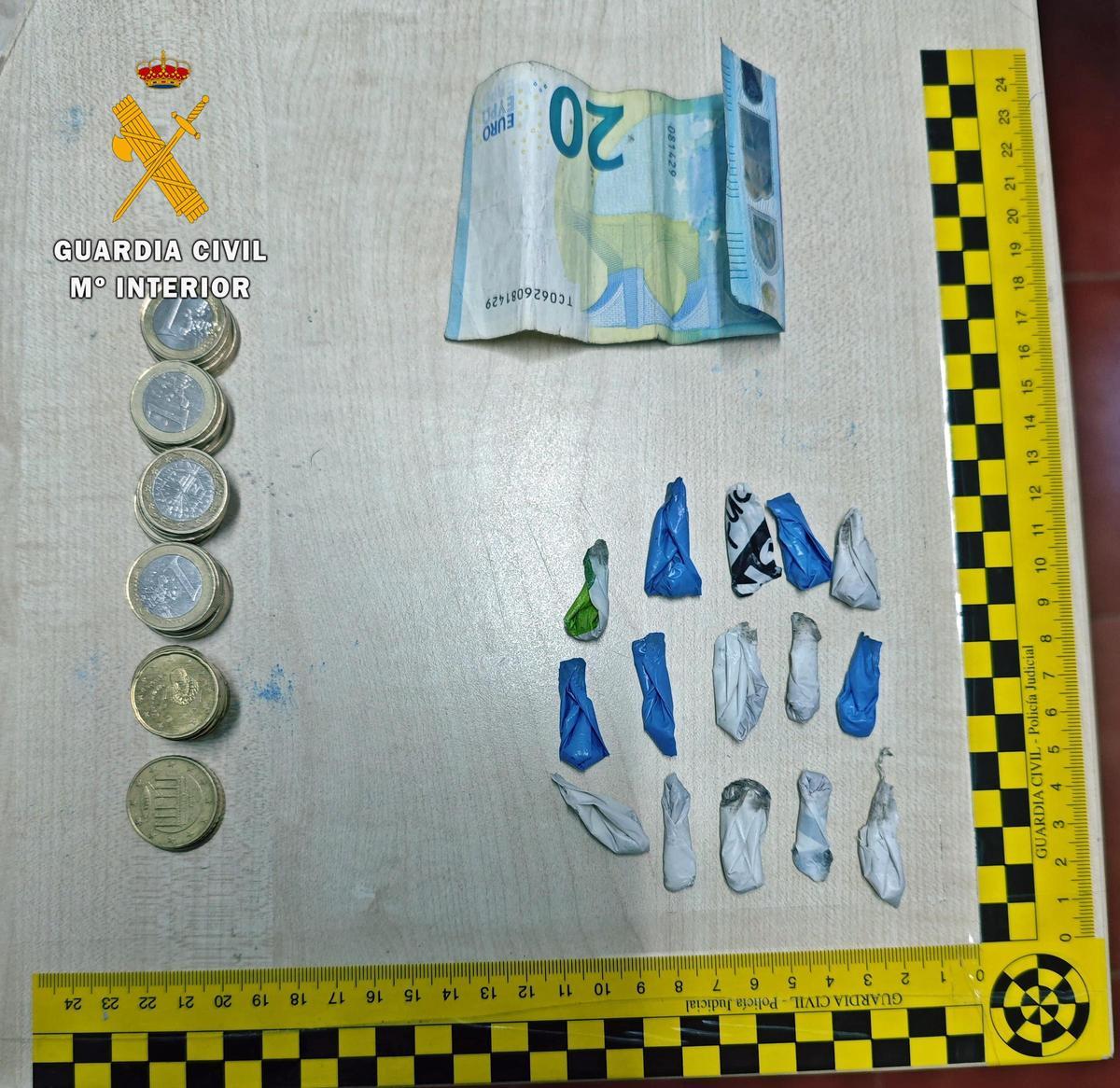 Dinero y droga intervenida a la mujer detenida en Fuente del Maestre.