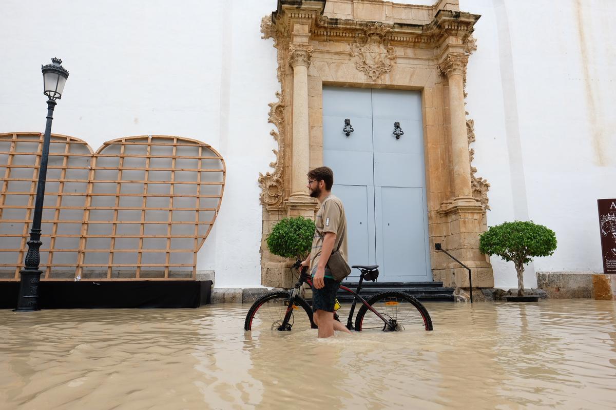 Acceso a la iglesia parroquial de Dolores anegado por el agua en septiembre de 2019