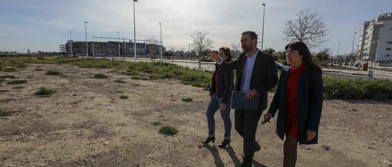 El alcalde en una visita a los terrenos donde irá el centro de salud de Travalón