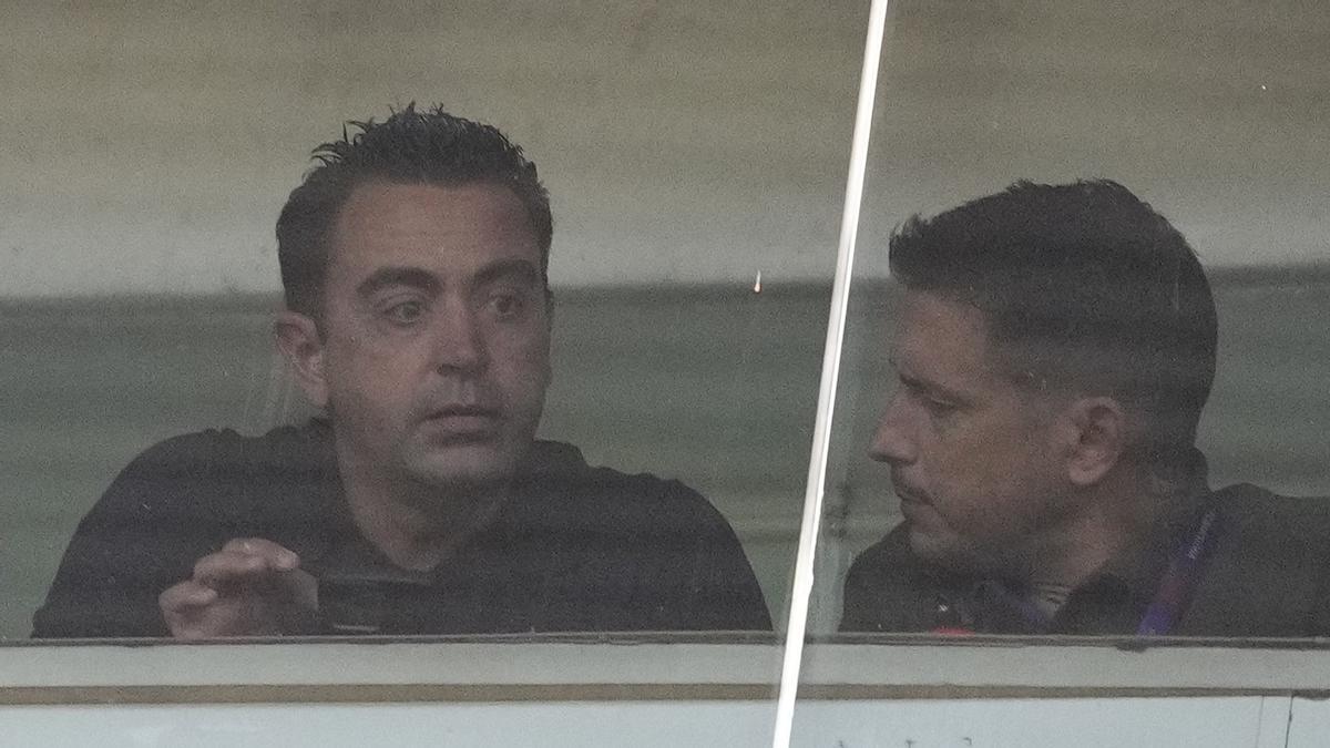 Xavi sigue desde la grada de Montjuïc el Barça-Cádiz cumpliendo su sanción tras ser expulsado en Getafe.