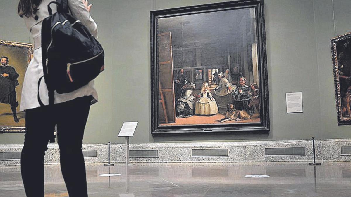 Una visitante observa ‘Las Meninas’, de Velázquez, en el Museo del Prado.