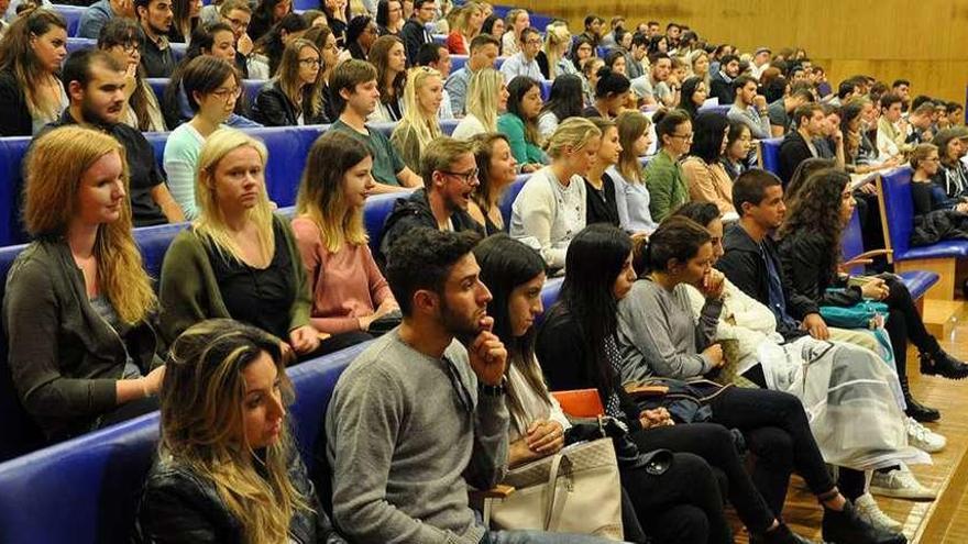 Estudiantes extranjeros asisten al acto de bienvenida. // Universidade de Vigo