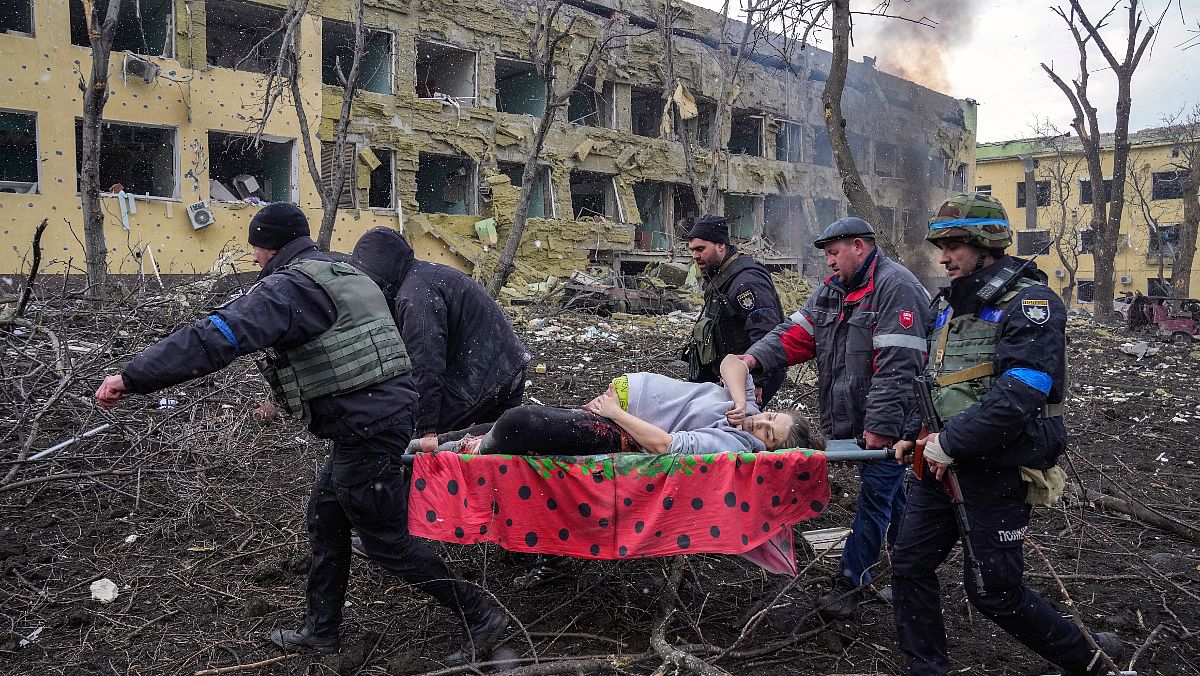 Una mujer embarazada herida es llevada en camilla en la población de Mariupol (Ucrania).