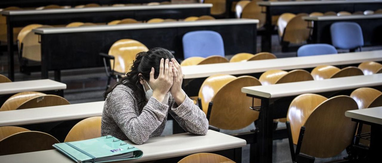 Una mujer, en un aula universitaria.