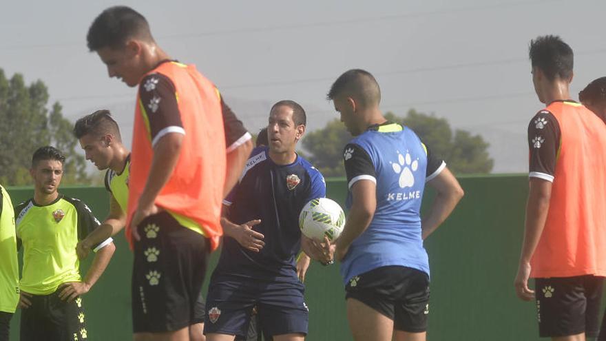 Acciari dando instrucciones durante un entrenamiento