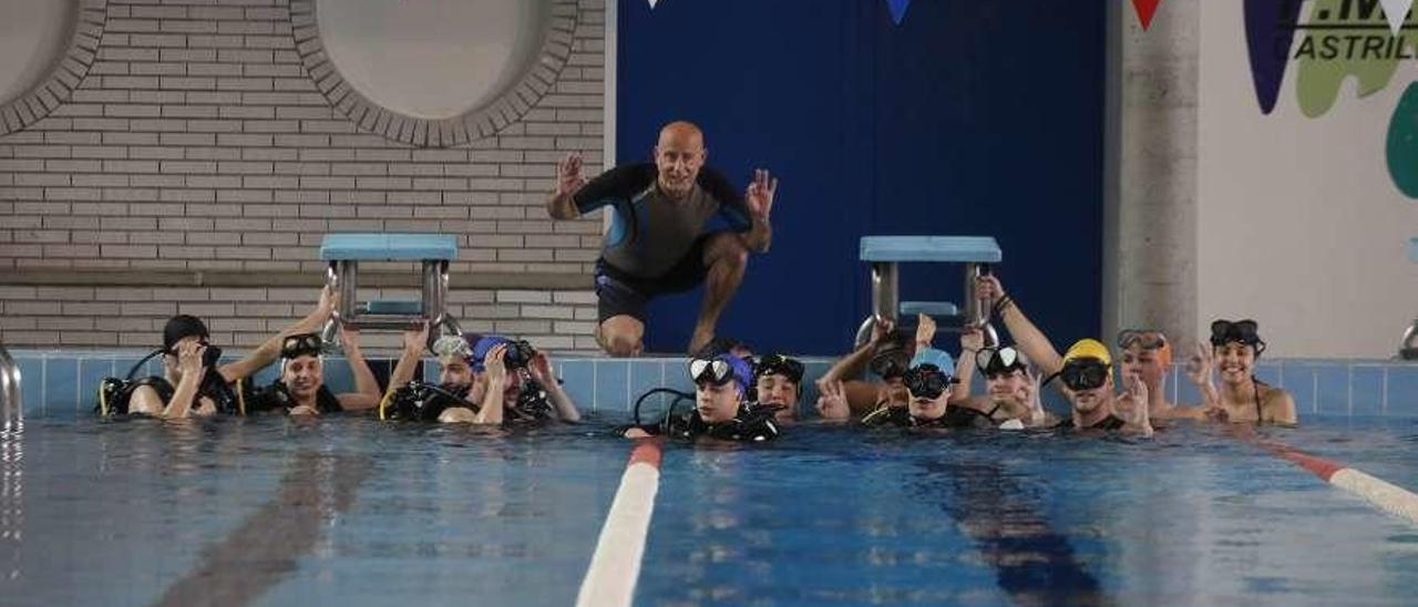 Escolares del concejo en una clase de buceo en la piscina a cargo del grupo GEAS.