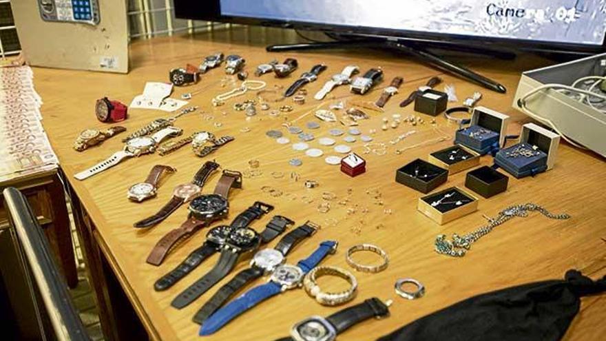 Algunas de las joyas y relojes intervenidas por la Guardia Civil en la operación Circonia.