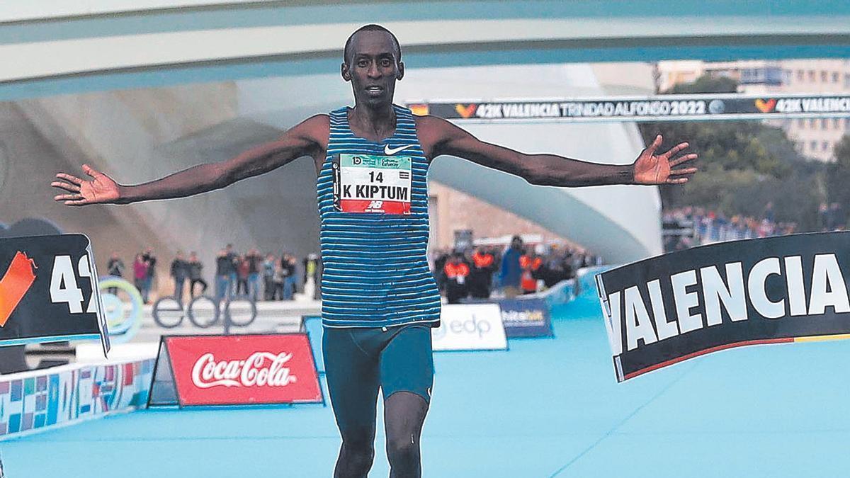 Kelvin Kiptum, en su debut en 42K en el Maratón Valencia Trinidad Alfonso 2022