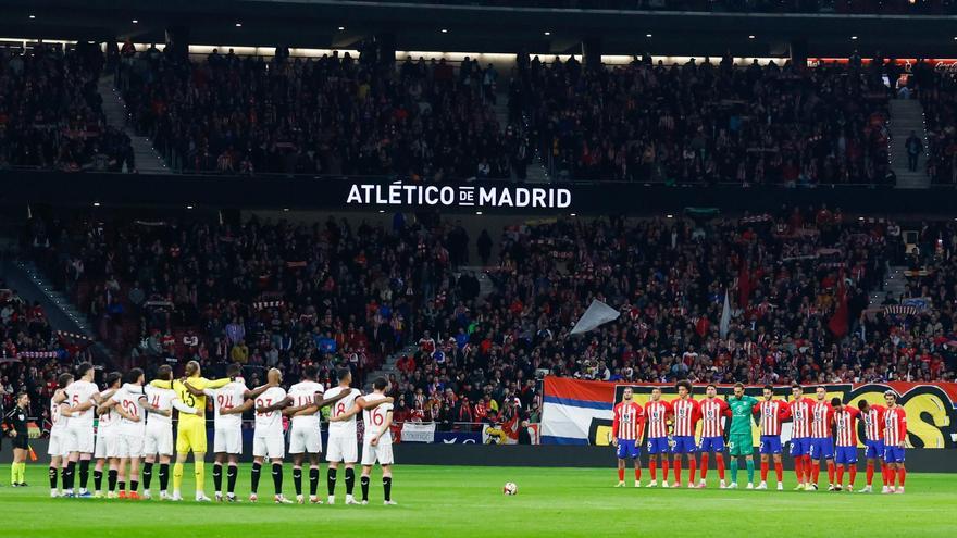 . MADRID, 25/01/2024.- Jugadores del Sevilla y del Atlético de Madrid durante un minuto de silencio en honor a los aficionados del Sevilla fallecidos este miércoles por la mañana en accidente de tráfico, cuando viajaban en coche hacia Madrid, para asistir al partido de cuartos de final de la Copa del Rey de fútbol entre el Atlético de Madrid y el Sevilla, este jueves en el estadio Civitas Metropolitano. EFE/ Juanjo Martin