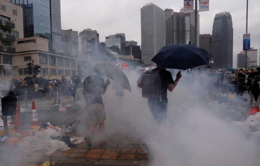 Miles de manifestantes paralizan Hong Kong