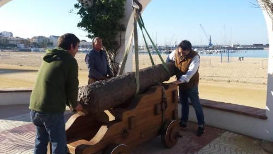 Col·locació del canó i la curenya, divendres, al passeig.