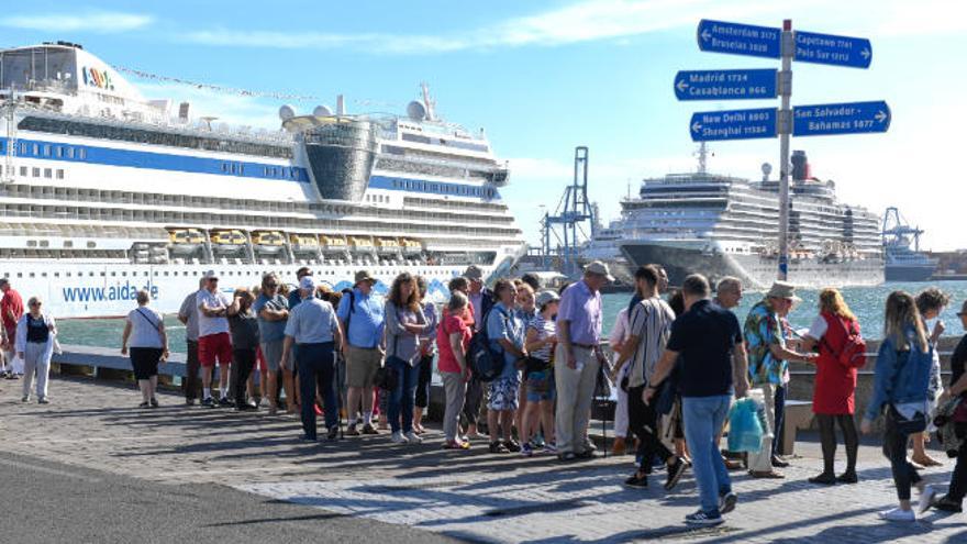 Un grupo de cruceristas hace cola junto al muelle Santa Catalina, en el Puerto de La Luz.