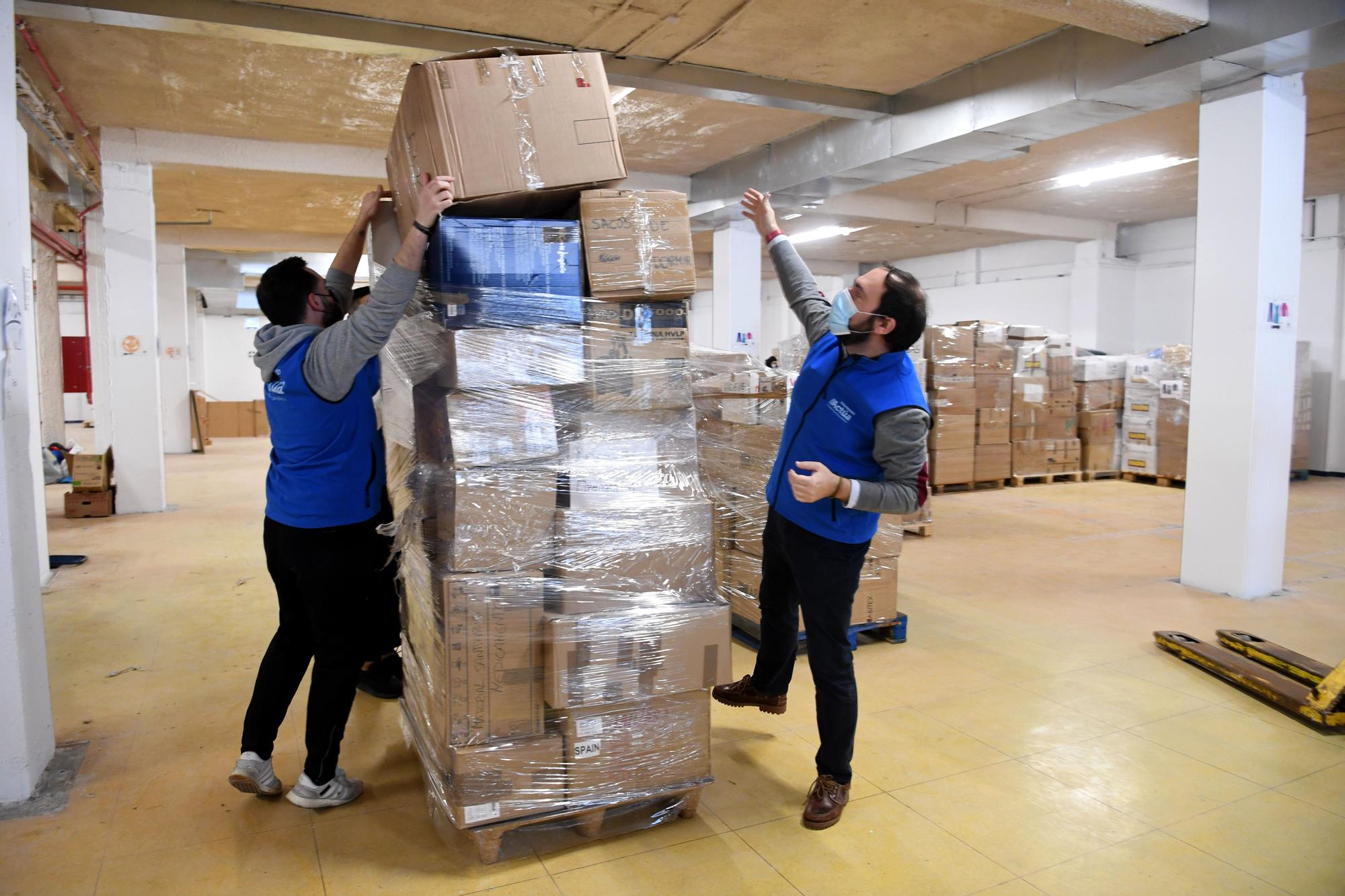 Sale de A Coruña el primer camión con 23 toneladas de ayuda humanitaria para Ucrania