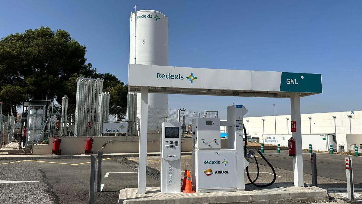 La nueva gasinera de Redexis se ubicará en la estación de servicio El Cisne, en el margen izquierdo de la A-2.