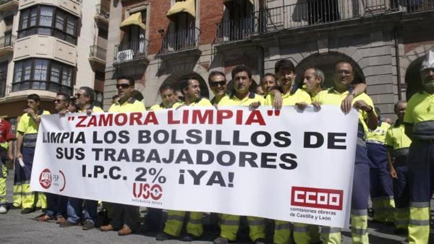 Una de las concentraciones de los trabajadores de Zamora Limpia en la Plaza Mayor.