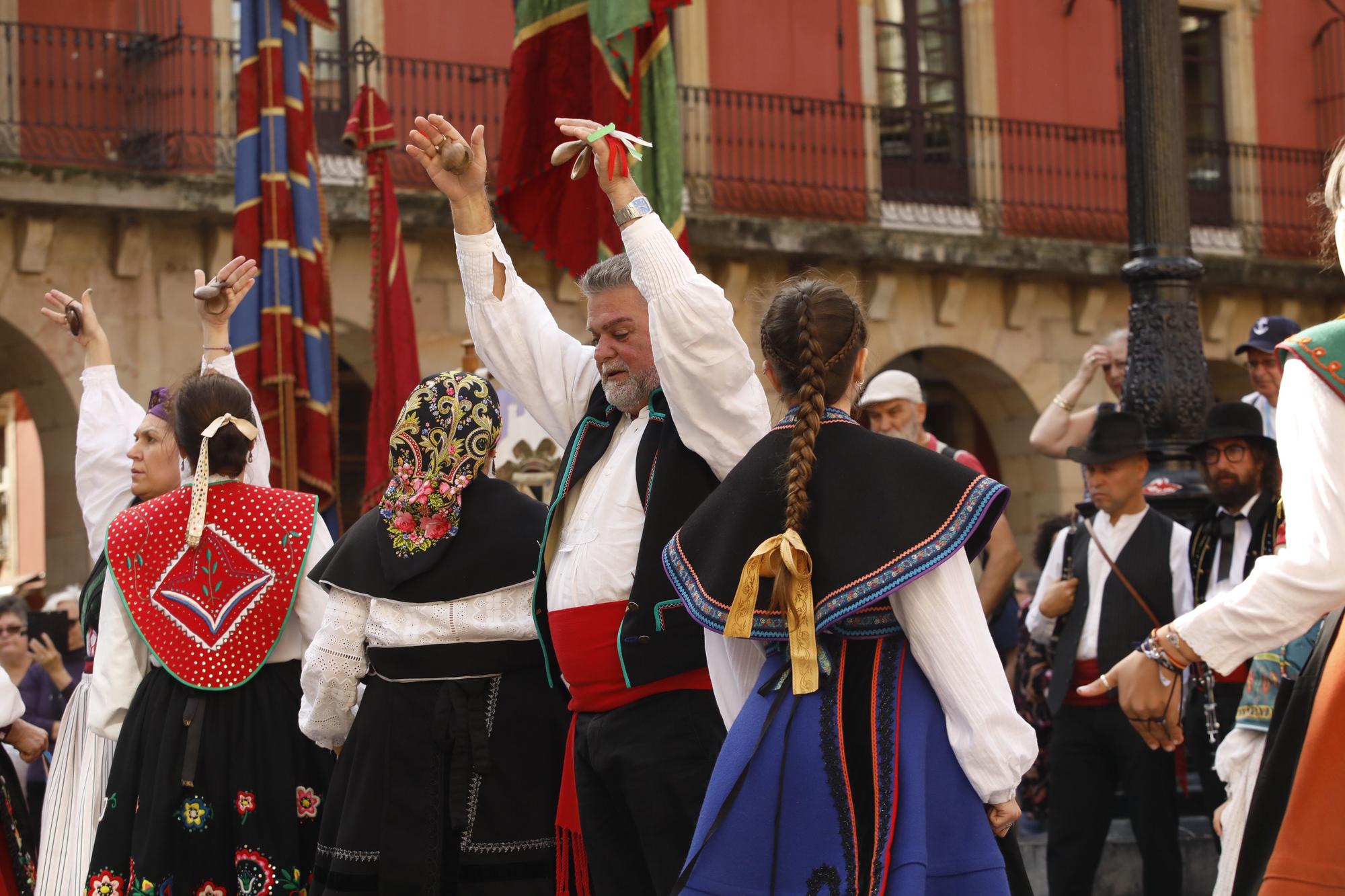 En imágenes: Gijón celebra el Día de León con bailes y el desfile de pendones